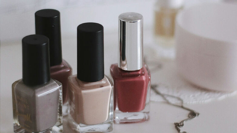 Na dé 'zwart of blauw' jurk: welke kleur nagellak is dit?